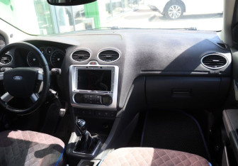Подержанный автомобиль Ford Focus Sedan 2006 года (11 фото)