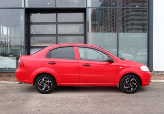 Подержанный автомобиль Chevrolet Aveo Sedan 2010 года (8 фото)
