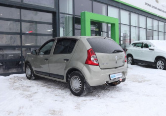 Подержанный автомобиль Renault Sandero 2011 года (3 фото)