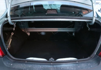 Подержанный автомобиль Renault Logan Sedan 2005 года (11 фото)