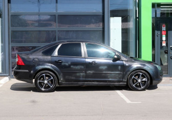 Подержанный автомобиль Ford Focus Sedan 2006 года (10 фото)