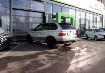 Подержанный автомобиль BMW X5 2001 года (3 фото)