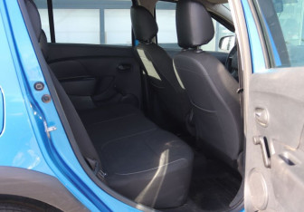 Подержанный автомобиль Renault Sandero 2018 года (15 фото)