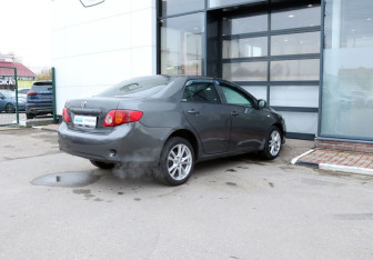 Подержанный автомобиль Toyota Corolla Sedan 2008 года (5 фото)