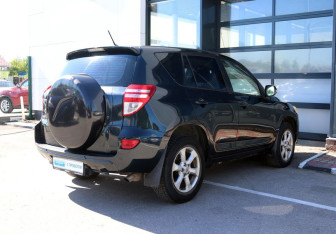 Подержанный автомобиль Toyota RAV4 2011 года (6 фото)