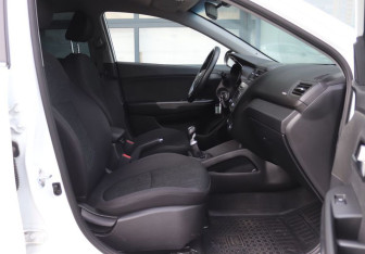 Подержанный автомобиль Kia Rio Sedan 2016 года (12 фото)