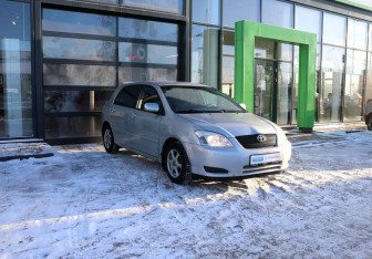 Подержанный автомобиль Toyota Corolla Hatchback 2003 года (7 фото)