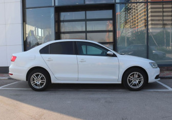 Подержанный автомобиль Volkswagen Jetta Sedan 2012 года (6 фото)