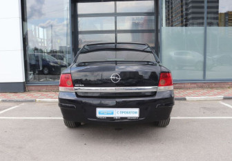 Подержанный автомобиль Opel Astra Sedan 2010 года (4 фото)