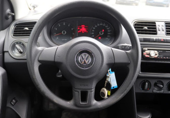 Подержанный автомобиль Volkswagen Polo Sedan 2012 года (13 фото)