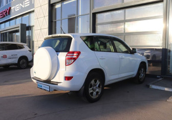 Подержанный автомобиль Toyota RAV4 2012 года (5 фото)