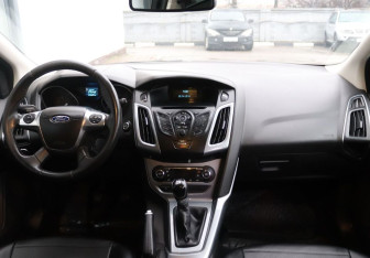 Подержанный автомобиль Ford Focus Hatchback 2012 года (15 фото)