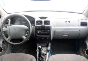 Подержанный автомобиль Kia Rio Sedan 2003 года (15 фото)