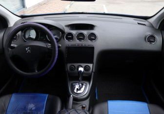 Подержанный автомобиль Peugeot 308 Hatchback 2009 года (13 фото)