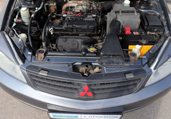 Подержанный автомобиль Mitsubishi Lancer Sedan 2005 года (10 фото)