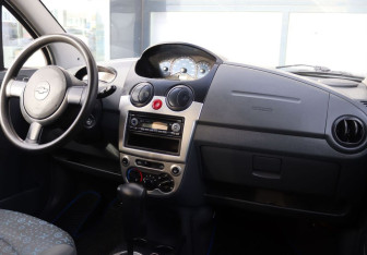 Подержанный автомобиль Chevrolet Spark 2006 года (14 фото)