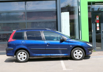 Подержанный автомобиль Peugeot 206 Wagon 2002 года (9 фото)