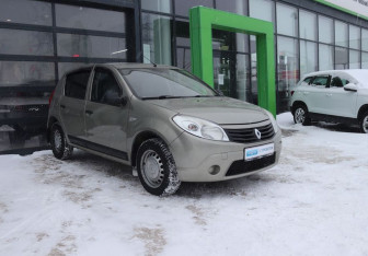 Подержанный автомобиль Renault Sandero 2011 года (7 фото)
