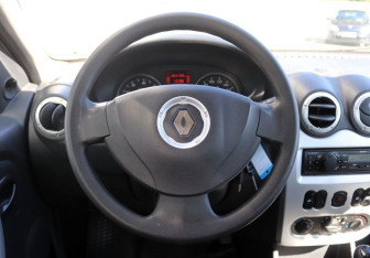Подержанный автомобиль Renault Logan Sedan 2013 года (14 фото)