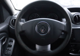 Подержанный автомобиль Renault Duster 2012 года (16 фото)