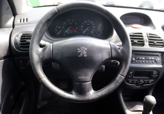 Подержанный автомобиль Peugeot 206 Wagon 2002 года (14 фото)