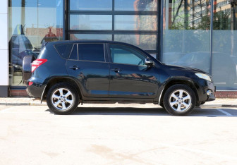 Подержанный автомобиль Toyota RAV4 2011 года (3 фото)