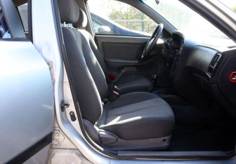 Подержанный автомобиль Hyundai Elantra Sedan 2004 года (12 фото)