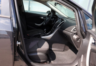 Подержанный автомобиль Opel Astra Hatchback 2011 года (9 фото)