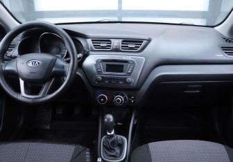 Подержанный автомобиль Kia Rio Sedan 2012 года (15 фото)