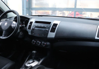 Подержанный автомобиль Peugeot 4007 2011 года (13 фото)