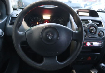 Подержанный автомобиль Renault Megane Sedan 2006 года (16 фото)