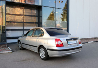 Подержанный автомобиль Hyundai Elantra Sedan 2004 года (3 фото)