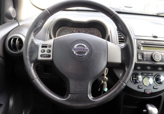 Подержанный автомобиль Nissan Note 2007 года (14 фото)