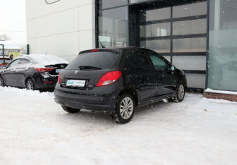 Подержанный автомобиль Peugeot 207 Hatchback 2011 года (4 фото)
