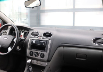 Подержанный автомобиль Ford Focus Hatchback 2009 года (13 фото)