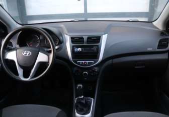 Подержанный автомобиль Hyundai Solaris Sedan 2011 года (15 фото)