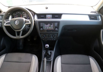 Подержанный автомобиль Skoda Rapid Liftback 2017 года (15 фото)