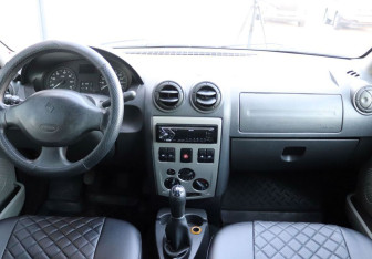 Подержанный автомобиль Renault Logan Sedan 2009 года (15 фото)