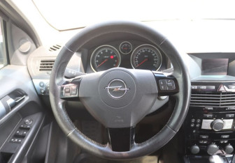 Подержанный автомобиль Opel Astra Sedan 2010 года (15 фото)