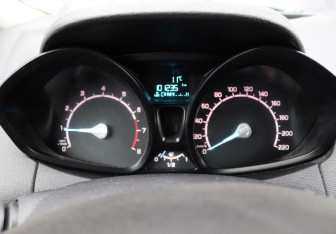 Подержанный автомобиль Ford EcoSport 2015 года (17 фото)