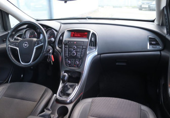 Подержанный автомобиль Opel Astra Hatchback 2011 года (13 фото)