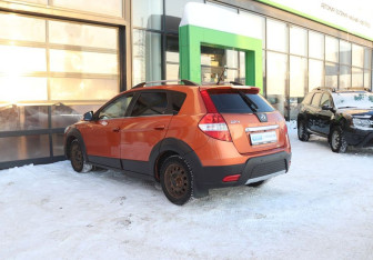 Подержанный автомобиль DongFeng H30 Cross 2016 года (3 фото)