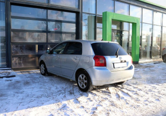 Подержанный автомобиль Toyota Corolla Hatchback 2003 года (3 фото)