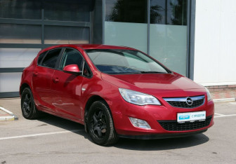 Подержанный автомобиль Opel Astra Hatchback 2010 года (2 фото)