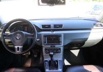 Подержанный автомобиль Volkswagen Passat Sedan 2011 года (15 фото)