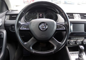 Подержанный автомобиль Skoda Octavia Liftback 2014 года (16 фото)