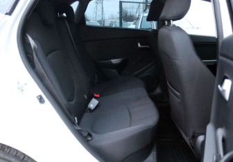 Подержанный автомобиль Kia Rio Hatchback 2016 года (12 фото)