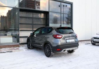 Подержанный автомобиль Renault Kaptur 2021 года (3 фото)