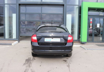 Подержанный автомобиль Skoda Rapid Liftback 2015 года (4 фото)