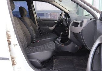 Подержанный автомобиль Renault Logan Sedan 2011 года (12 фото)